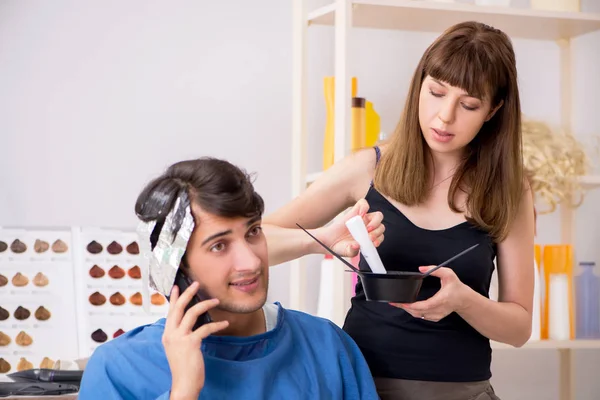 Młody atrakcyjny mężczyzna odwiedzając kobieta fryzjer — Zdjęcie stockowe