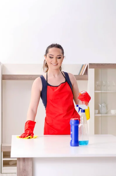 Genç güzel kadın temizlik daire — Stok fotoğraf