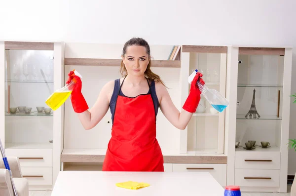 Giovane bella donna pulizia appartamento — Foto Stock