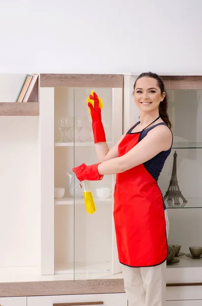 Young beautiful woman cleaning apartment — Stock Photo, Image