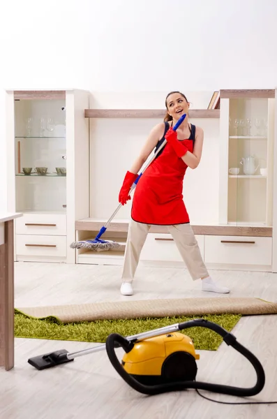 Young beautiful woman cleaning apartment — Stock Photo, Image