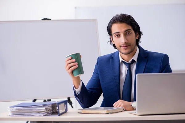 Junge gutaussehende Geschäftsleute arbeiten im Büro — Stockfoto