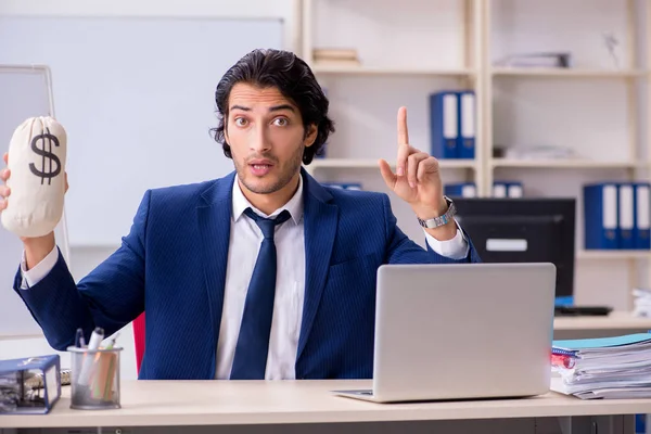 Jeune homme d'affaires beau qui travaille dans le bureau — Photo