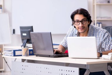 Bu ofiste çalışan uzman 