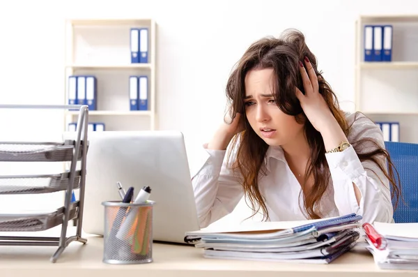 Joven empleada infeliz con el trabajo excesivo — Foto de Stock
