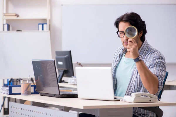 Es especialista que trabaja en la oficina —  Fotos de Stock