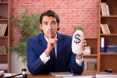 Onun ofisinde çalışan genç yakışıklı avukat 