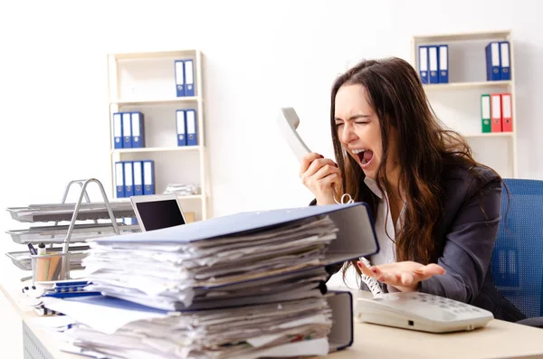 Joven empleada infeliz con el trabajo excesivo —  Fotos de Stock