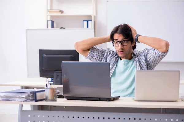 Es especialista que trabaja en la oficina — Foto de Stock