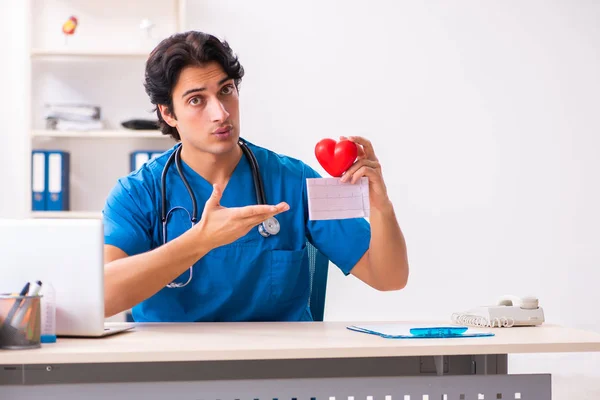 Genç yakışıklı doktor klinikte çalışan — Stok fotoğraf