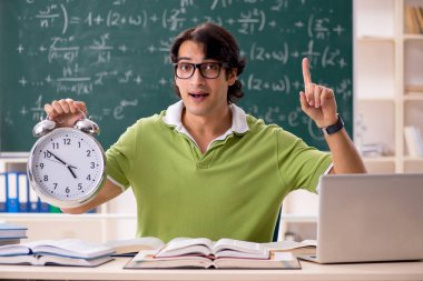 Kara tahta formüllerle önünde yakışıklı öğrenci 