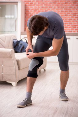 Yakışıklı delikanlı spor egzersizleri evde yapıyor 