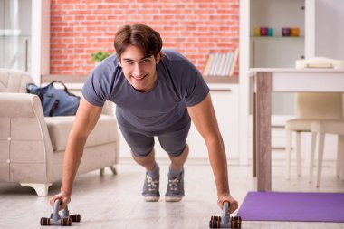 Yakışıklı delikanlı spor egzersizleri evde yapıyor 