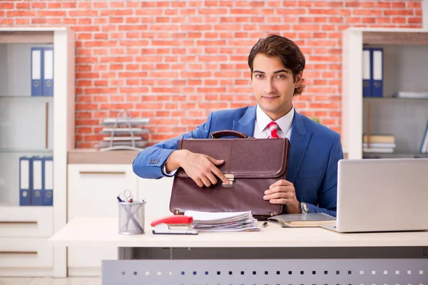 Jonge knappe werknemer werkt in het kantoor — Stockfoto