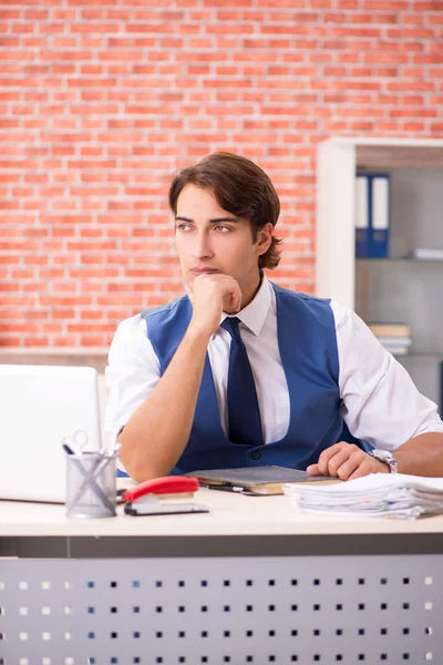 Jeune beau employé travaillant dans le bureau — Photo