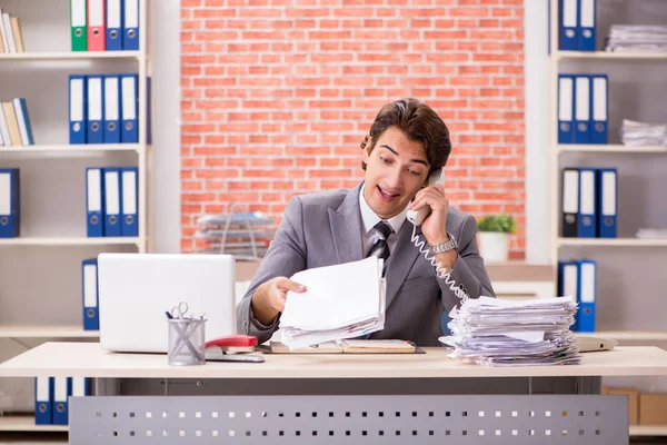 Jeune homme d'affaires travaillant dans le bureau — Photo