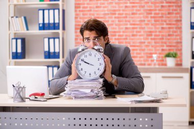 Ofiste çalışan genç bir işadamı.