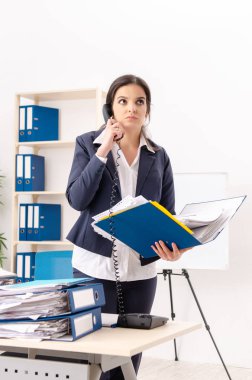 Ofiste çok fazla çalışma ile kadın işçiye 