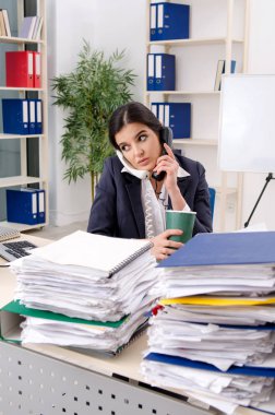 Ofiste çok fazla çalışma ile kadın işçiye 