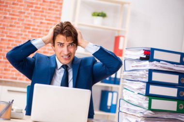 Çok fazla çalışma ile mutsuz zarif delikanlı 