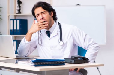 Genç yakışıklı doktor klinikte çalışan 