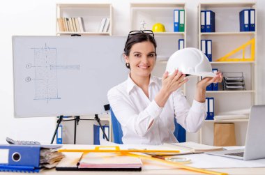 ofiste çalışan kadın mimar 