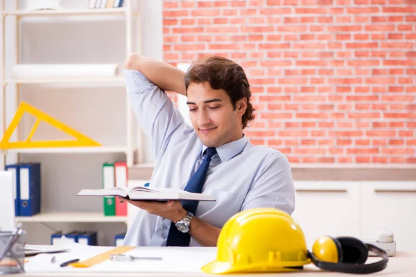 Construction supervisor working on blueprints — Stock Photo, Image