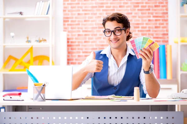 Joven diseñador freelancer trabajando en un nuevo proyecto — Foto de Stock