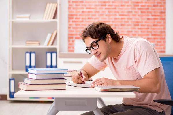 Jovem estudante se preparando para exames universitários — Fotografia de Stock