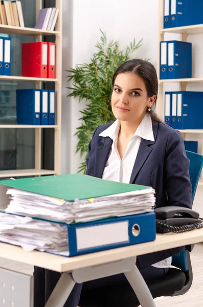 Funcionário feminino com muito trabalho no escritório — Fotografia de Stock