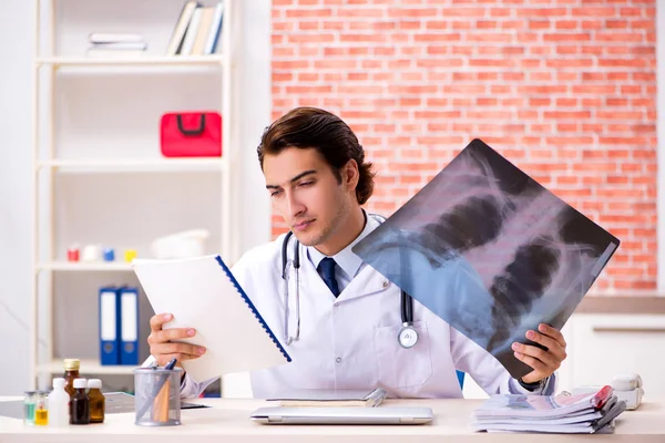 Giovane medico che lavora in ospedale — Foto Stock