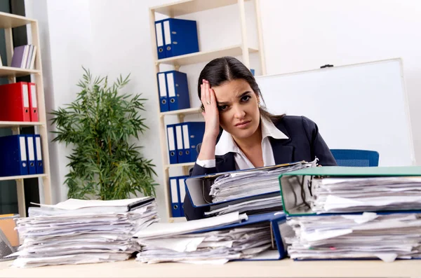 Kvinnlig anställd missnöjda med överdriven arbete — Stockfoto