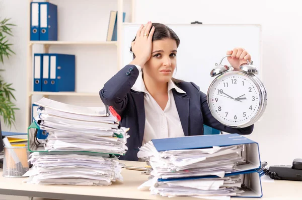 Kvinnlig anställd med för mycket arbete på kontoret — Stockfoto