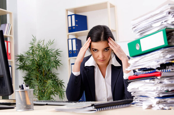 Женщина-работница недовольна чрезмерной работой
 