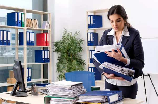 Funcionário feminino infeliz com excesso de trabalho — Fotografia de Stock