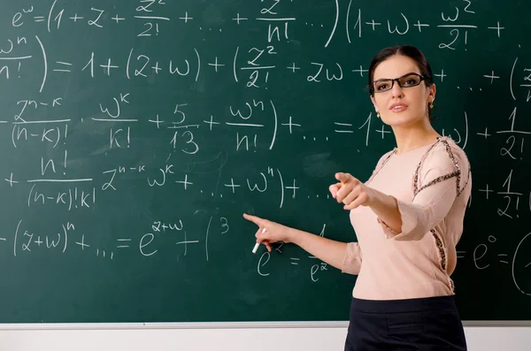 Lehrerin steht vor Tafel — Stockfoto