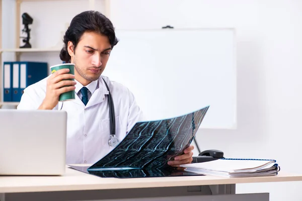 Ung snygg läkare radiolog arbetar på kliniken — Stockfoto