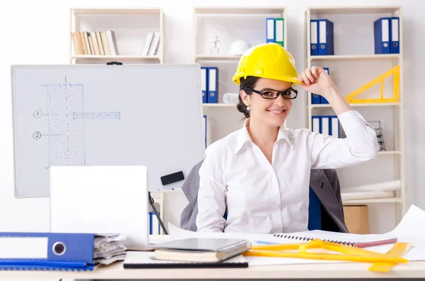 Architecte féminine travaillant dans le bureau — Photo