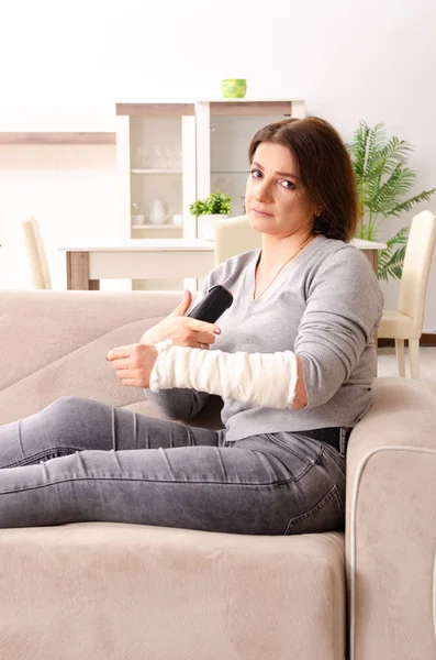 Mujer después de accidente de coche sufriendo en casa —  Fotos de Stock