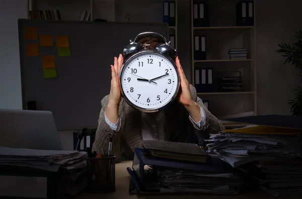 Empregada feminina que sofre de excesso de trabalho — Fotografia de Stock