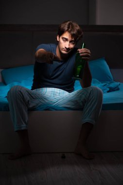 Stres altında yatakta içme adam