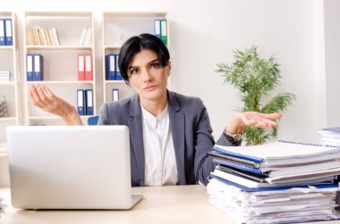Orta yaşlı businesslady aşırı çalışma ile mutsuz 