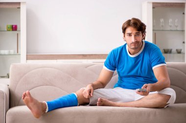 Koltukta genç adam bacağı yaralı