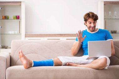 Koltukta genç adam bacağı yaralı