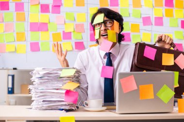 Çelişkili öncelik kavramında genç çalışan 