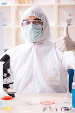 Laboratuvarda çalışan yakışıklı bir kimyager. 