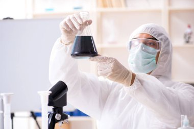 Laboratuvarda çalışan yakışıklı bir kimyager. 