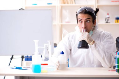 Laboratuvarda çalışan yakışıklı bir kimyager. 