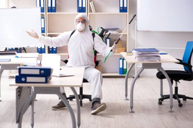 Profesyonel müteahhit ilaçlama ofisinde yapıyor 