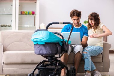 Yeni bir bebek bekleyen genç ebeveynler.